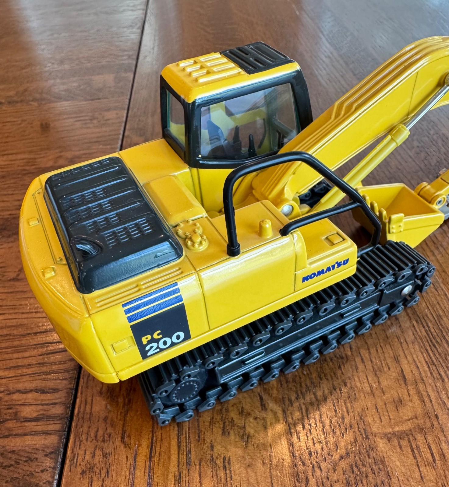 Galeo Komatsu PC200 Excavator 1:43 scale NIB