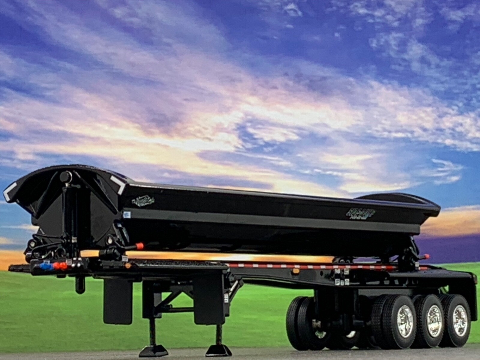 1/64 DCP BLACK SMITHCO TRI-AXLE SIDE DUMP TRAILER