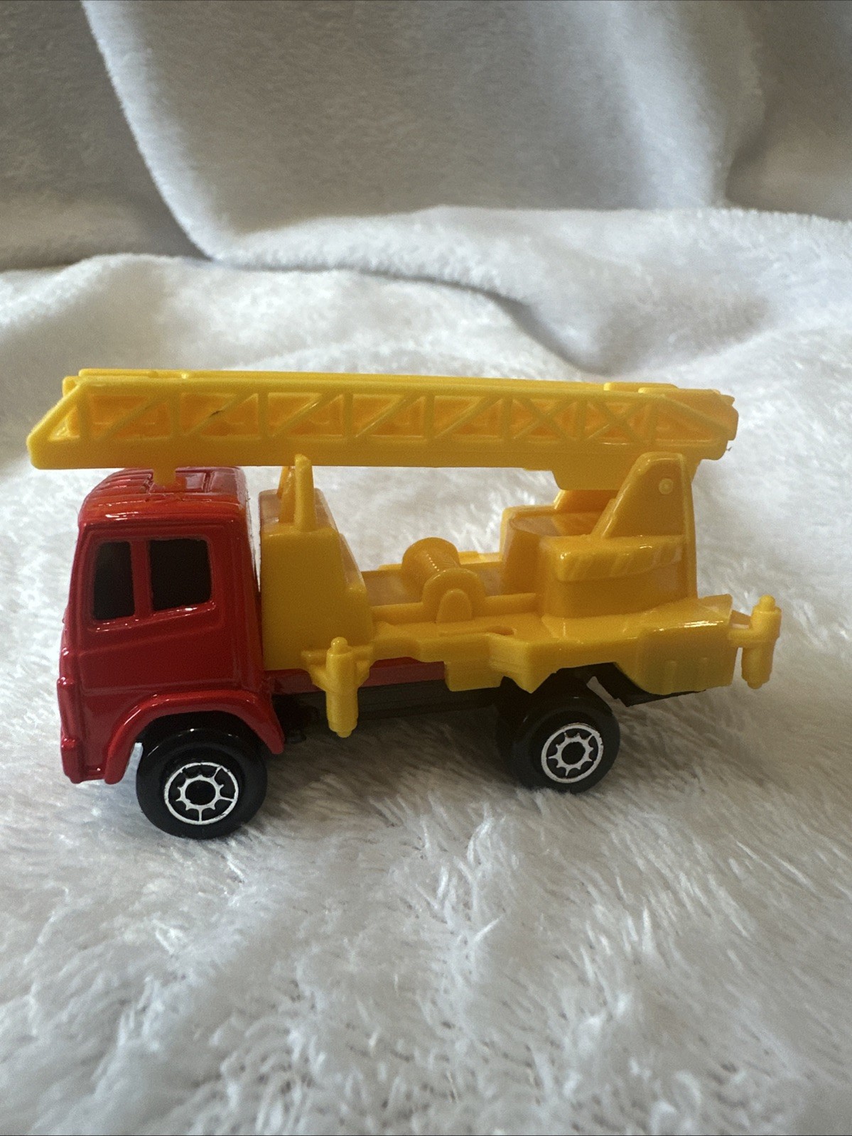 Maisto Red & Yellow Diecast Crane Truck Construction Equipment Toy Vehicle.