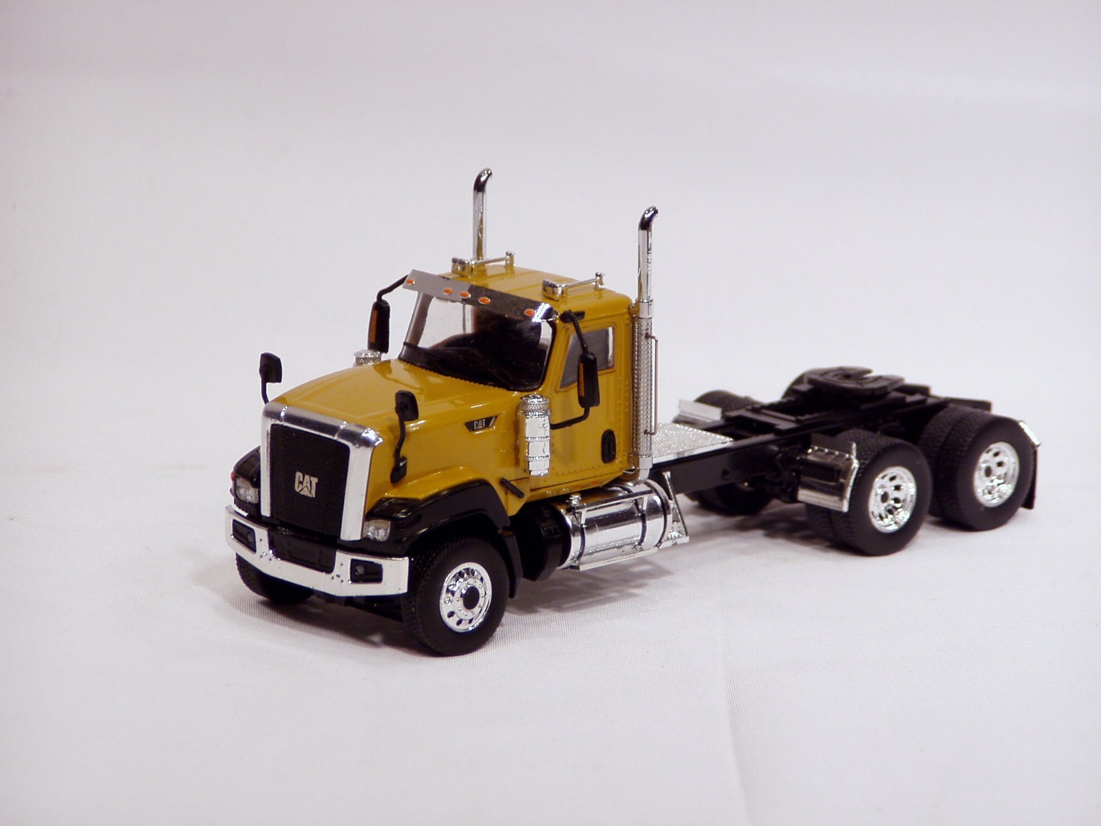 Caterpillar CT680 6×4 Truck Tractor – “YELLOW” – 1/50 – WSI