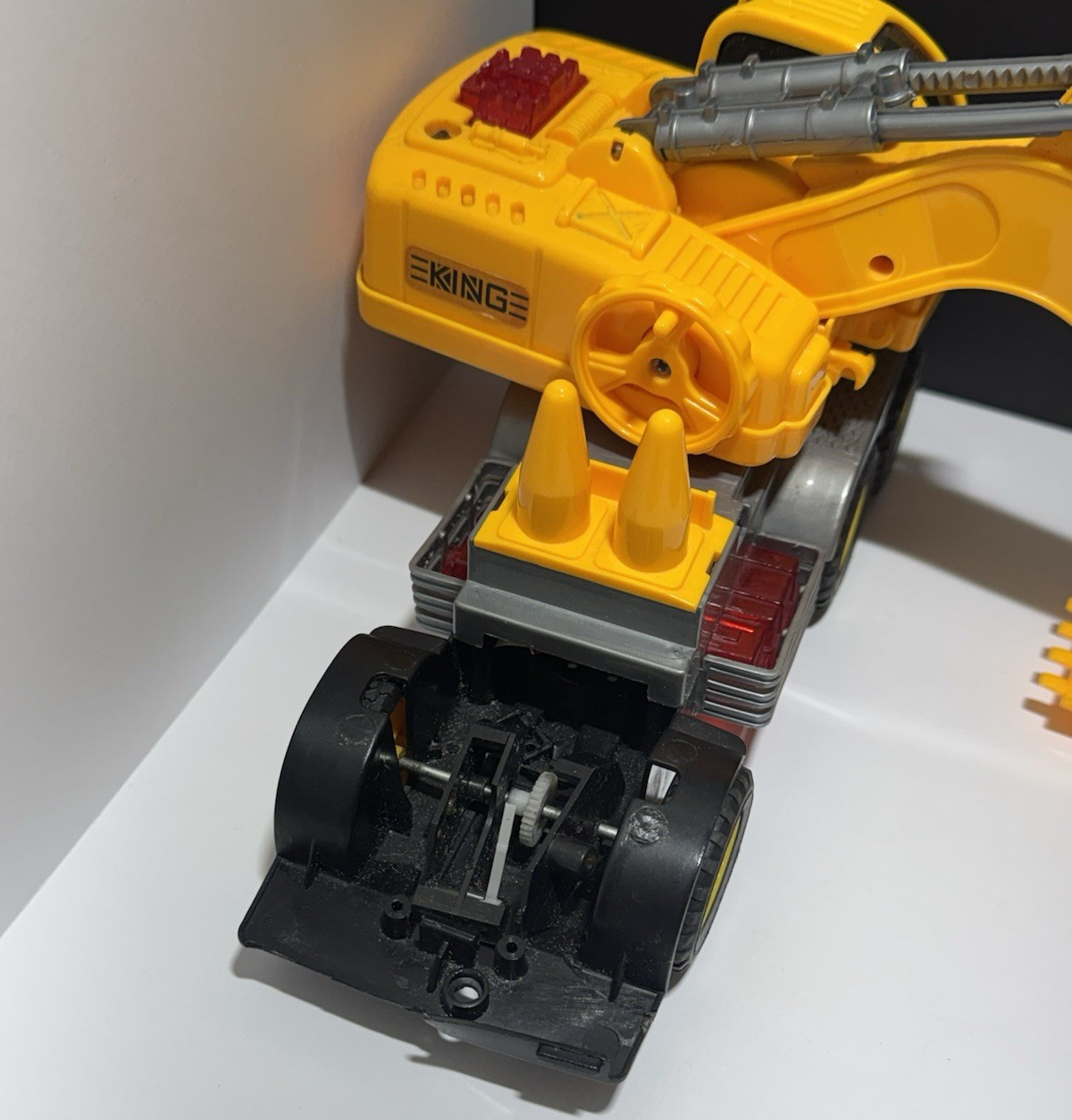 Construction Fleet 8” Excavator Toy – Heavy‑Duty Plastic, Broken in Front