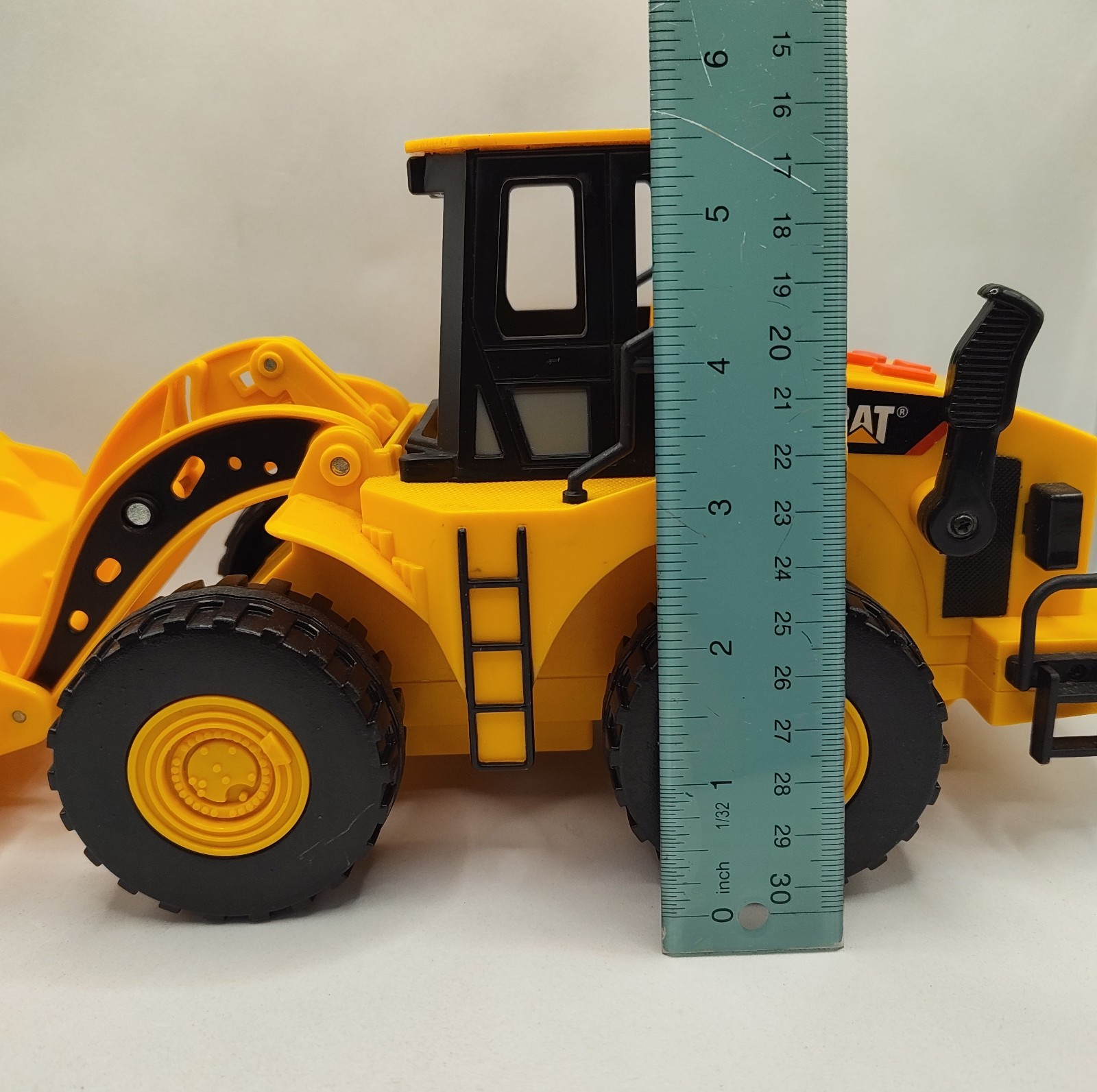 Toy State Industrial CAT Caterpillar Construction Front Loader Toy 12″ Yellow
