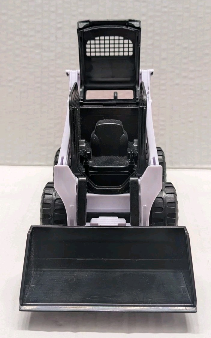 Bobcat S450 Skid-Steer Loader New Bright 1:18 Scale Construction Vehicle Toy