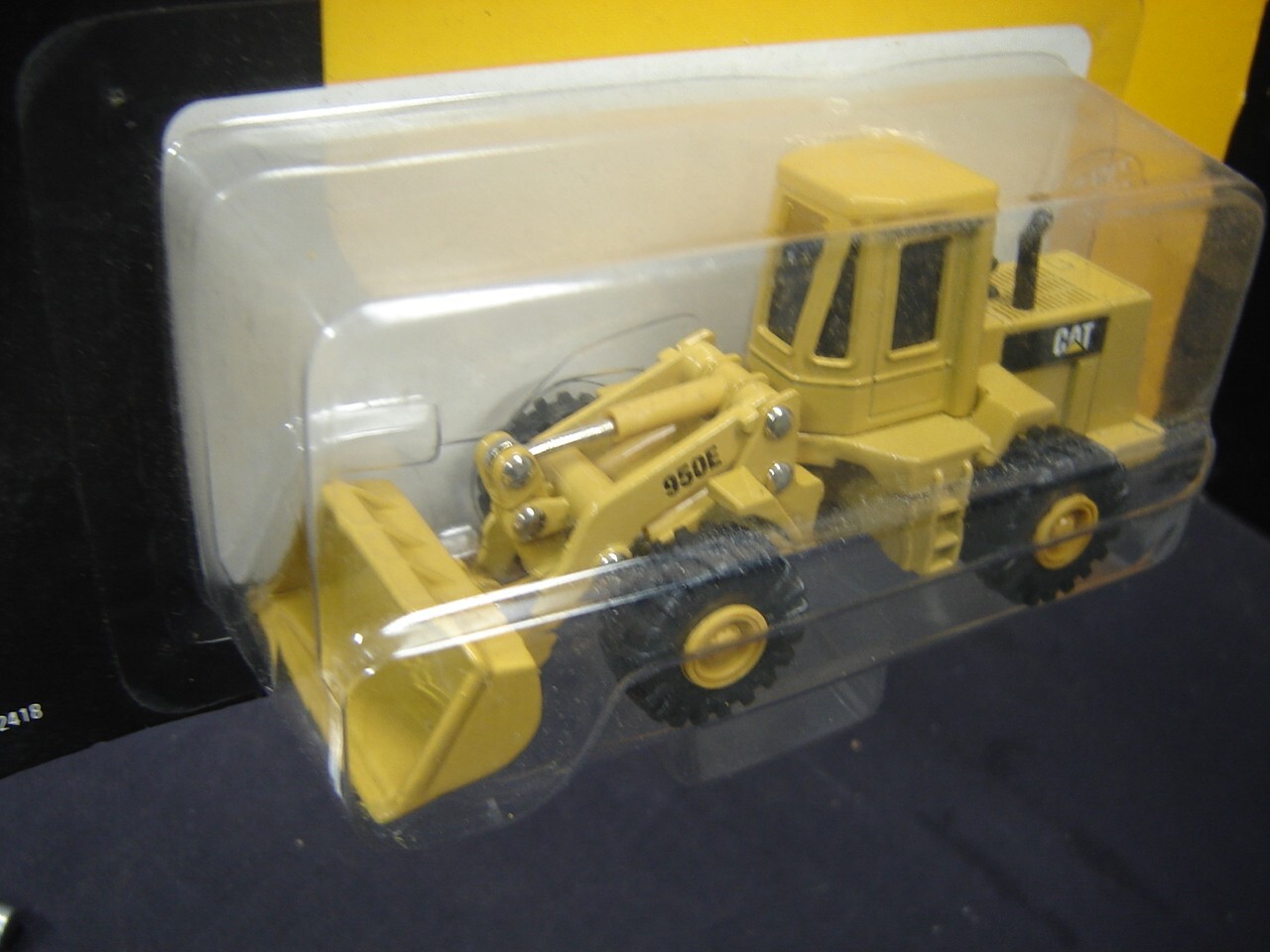 Vintage Construction Cat Caterpillar Wheel Loader 950E ERTL 1:64 on Card 1990