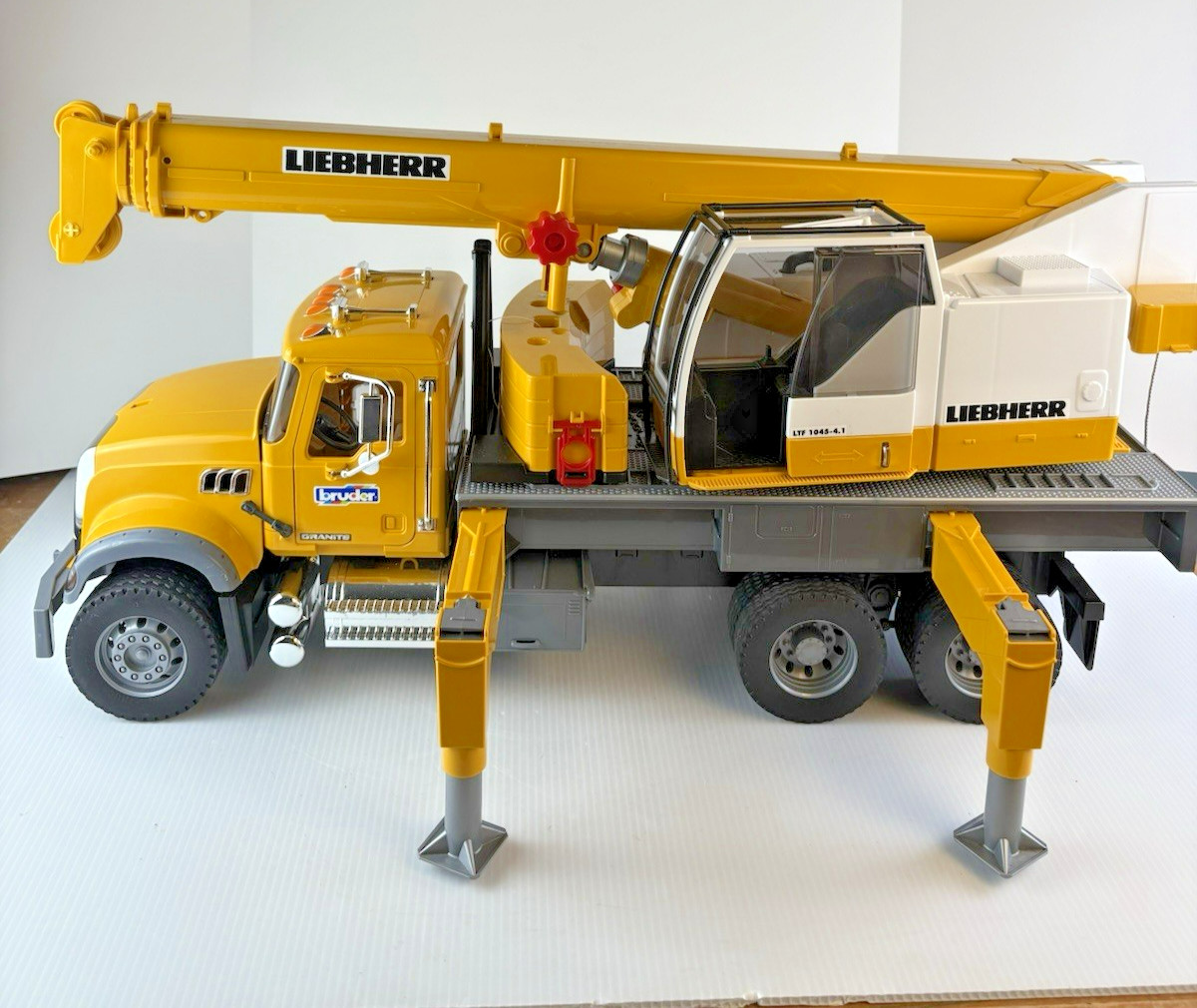 Bruder Mack Granite Liebherr Crane Truck 1:16 Scale 25 Inch Complete Working