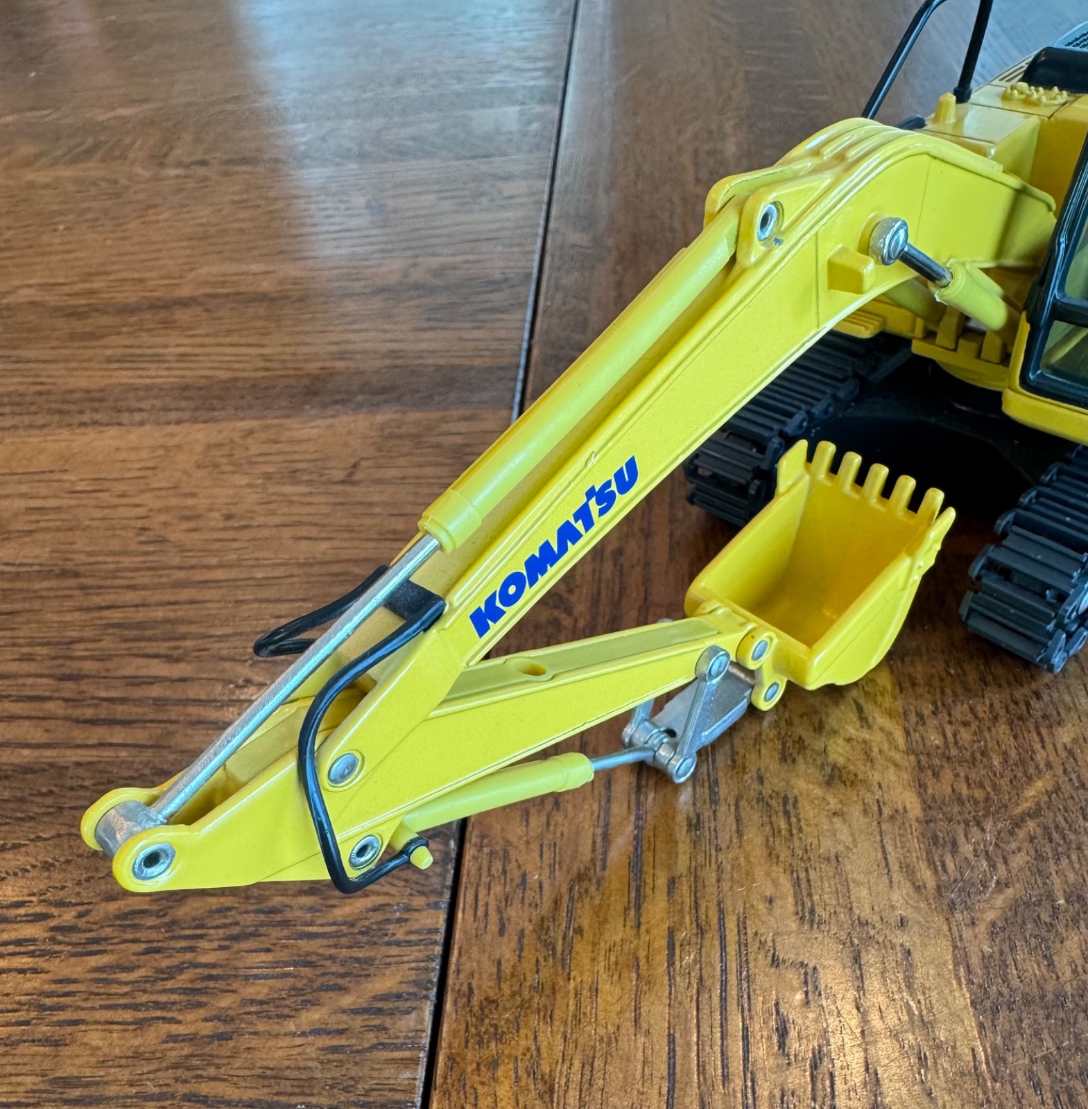 Galeo Komatsu PC200 Excavator 1:43 scale NIB