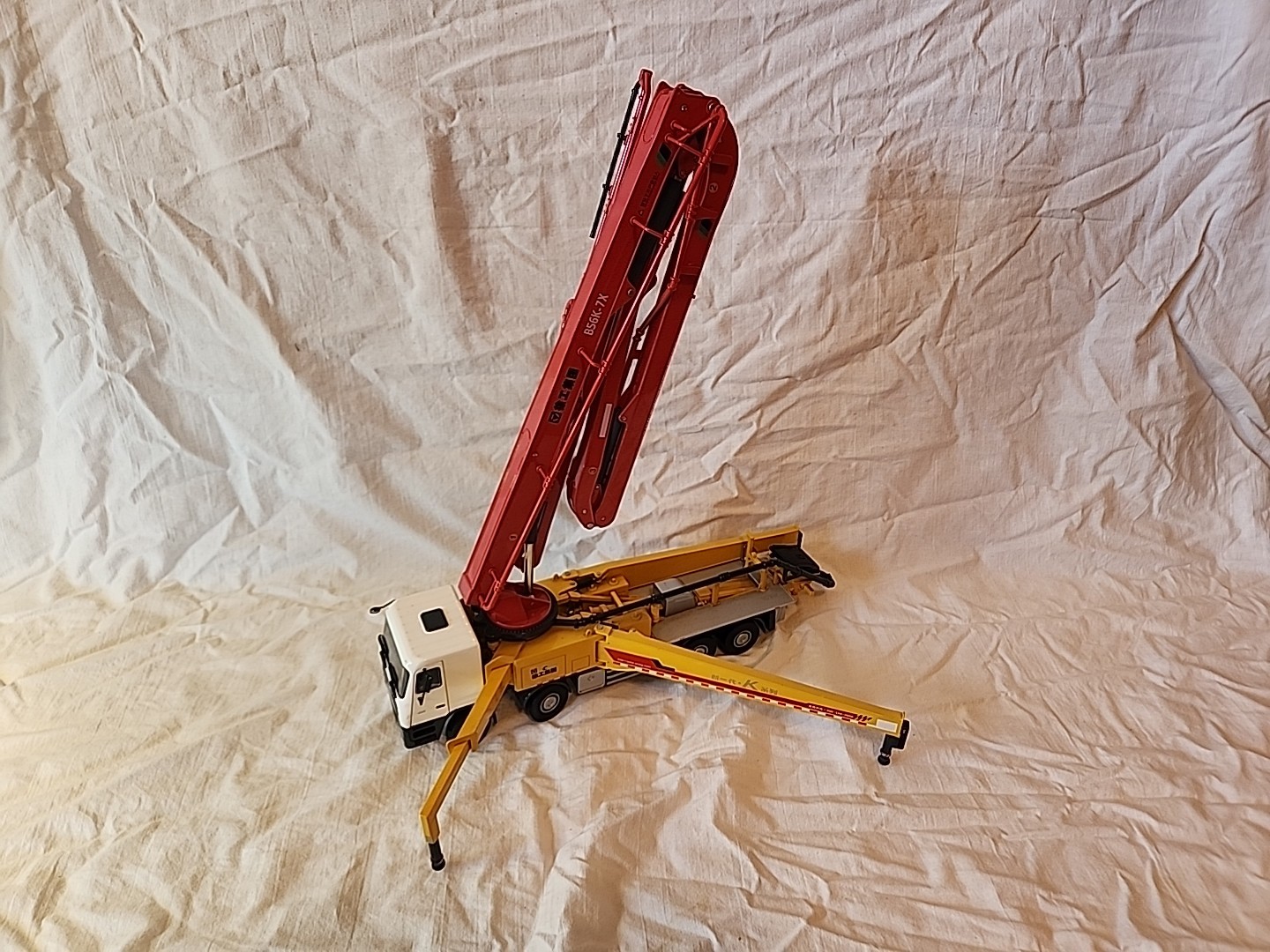 Sany Concrete Pump Truck Mercedes Chassis Die Cast Model 16″ Long B56K-7X 1:32