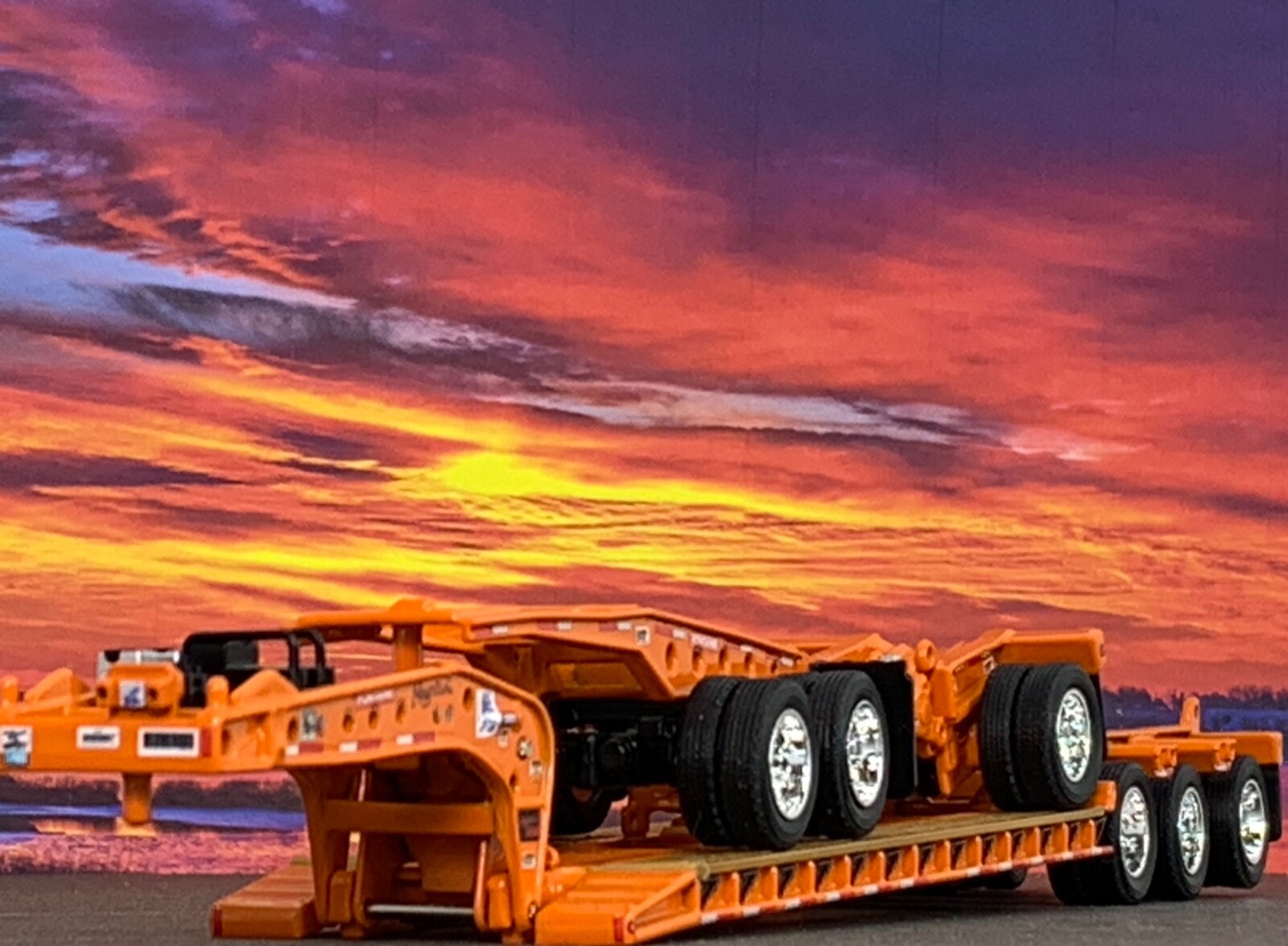 1/64 DCP ORANGE FONTAINE MAGNITUDE LOWBOY TRI-AXLE TRAILER, JEEP & STINGER SET