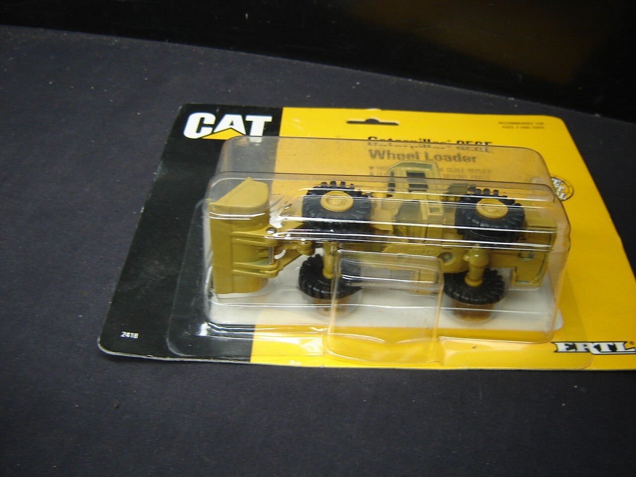 Vintage Construction Cat Caterpillar Wheel Loader 950E ERTL 1:64 on Card 1990