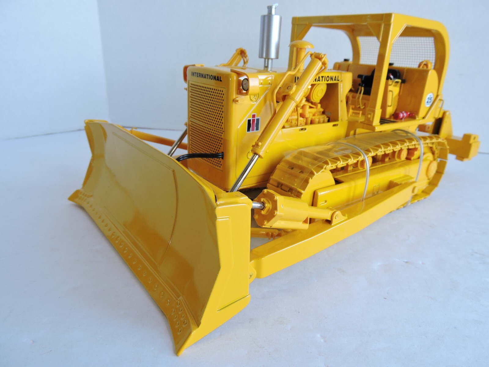 2002 VINTAGE First Gear IH TD-25 Crawler with Ripper 1/25th Scale Replica NIB