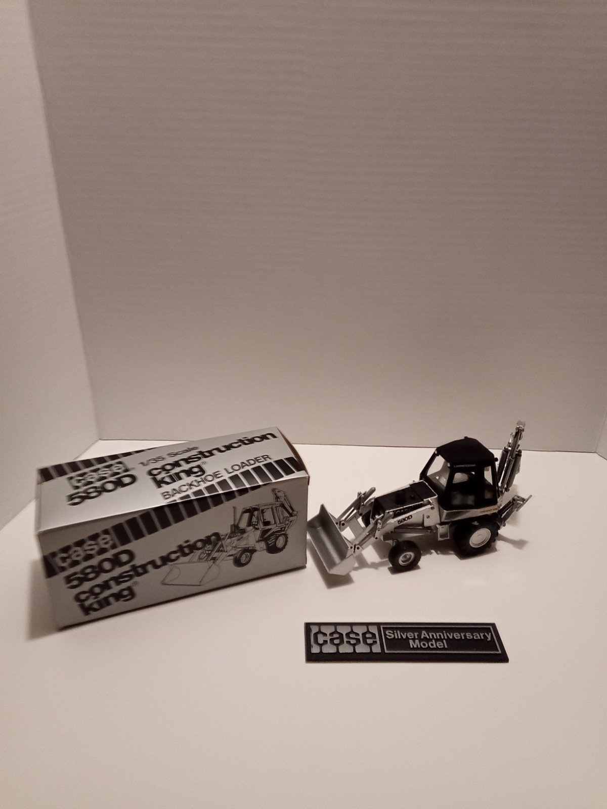 NEW! Case 580D Construction King 1:35 Silver Anniversary Diecast Backhoe Loader