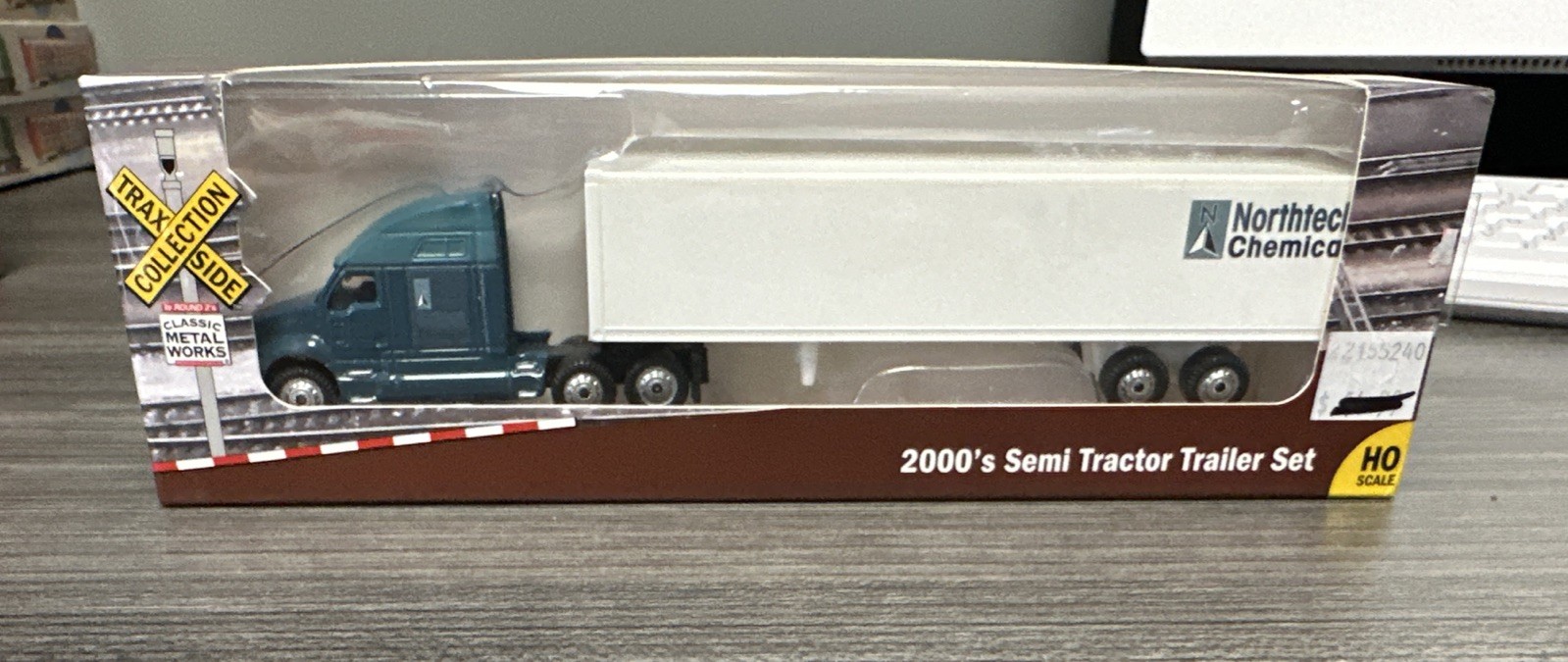 Classic Metal Works HO Scale 2000’s Semi Tractor Trailer Set Northern Chemical