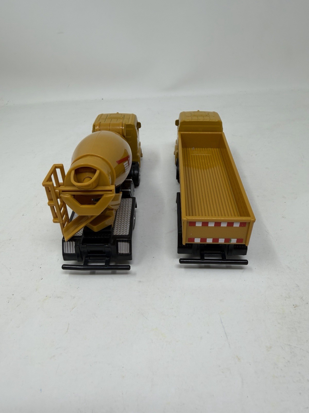 Diecast Construction Trucks Lot Of 2 1/55th Cement Truck GLW Engineering Series