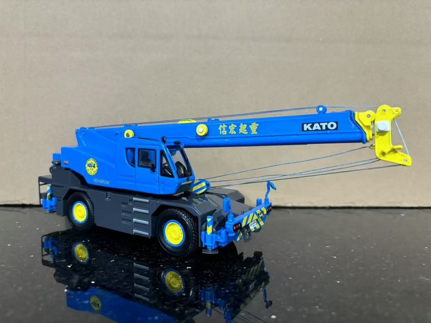 1/50 KATO SR-250Ri Premium Roughter Rough Terrain Crane Blue DieCast Model