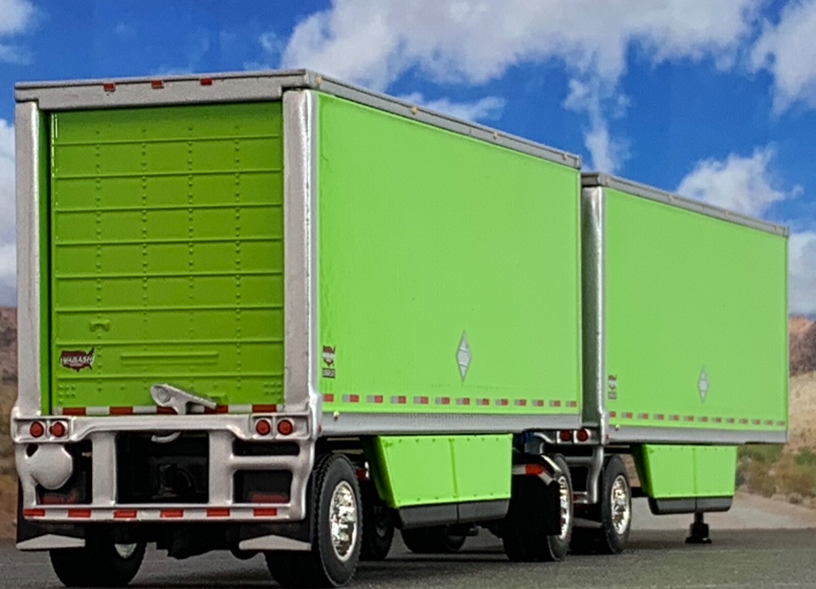 1/64 DCP LIME GREEN 28′ WABASH DRY VAN PUP TRAILER SET