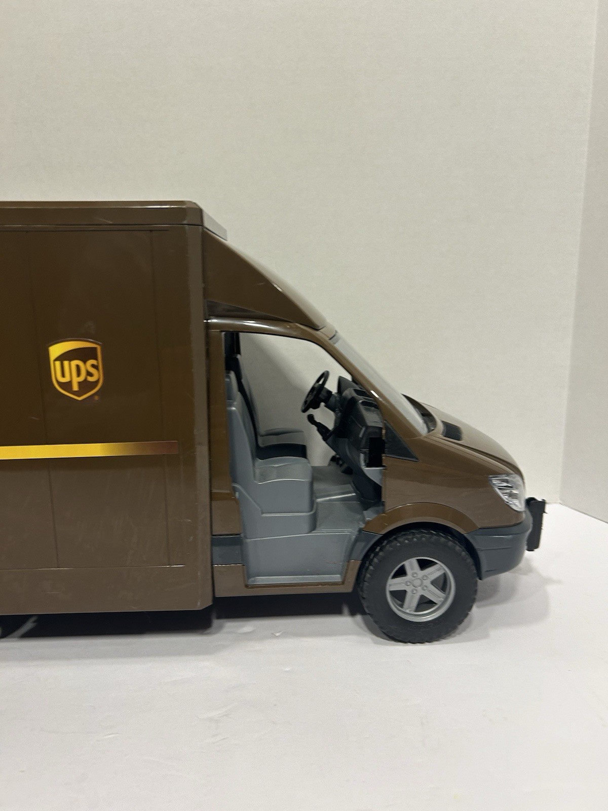 UPS Delivery Truck Mercedes Benz Sprinter 2006 Bruder 17”