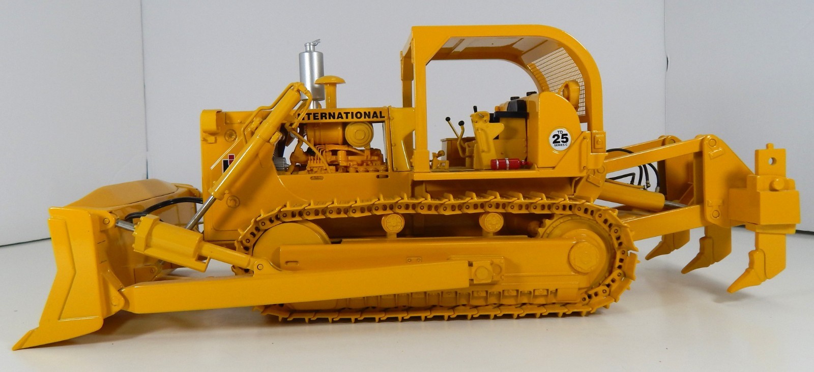 First Gear 1/25 Scale IH TD-25 Dozer with Ripper – Free Shipping.