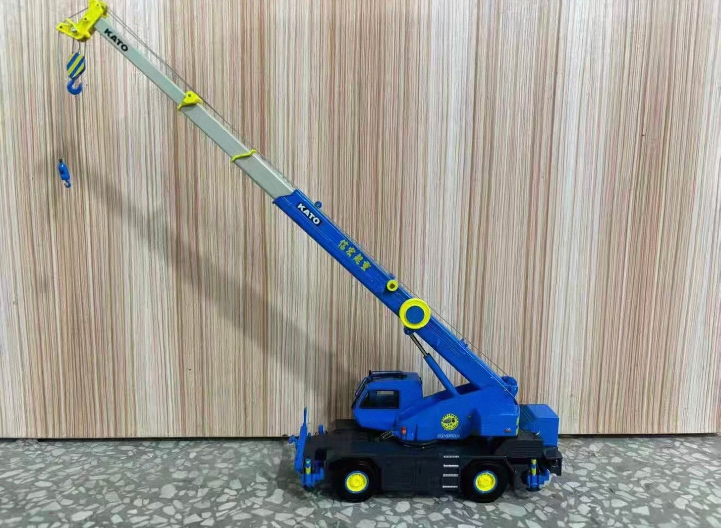 1/50 KATO SR-250Ri Premium Roughter Rough Terrain Crane Blue DieCast Model