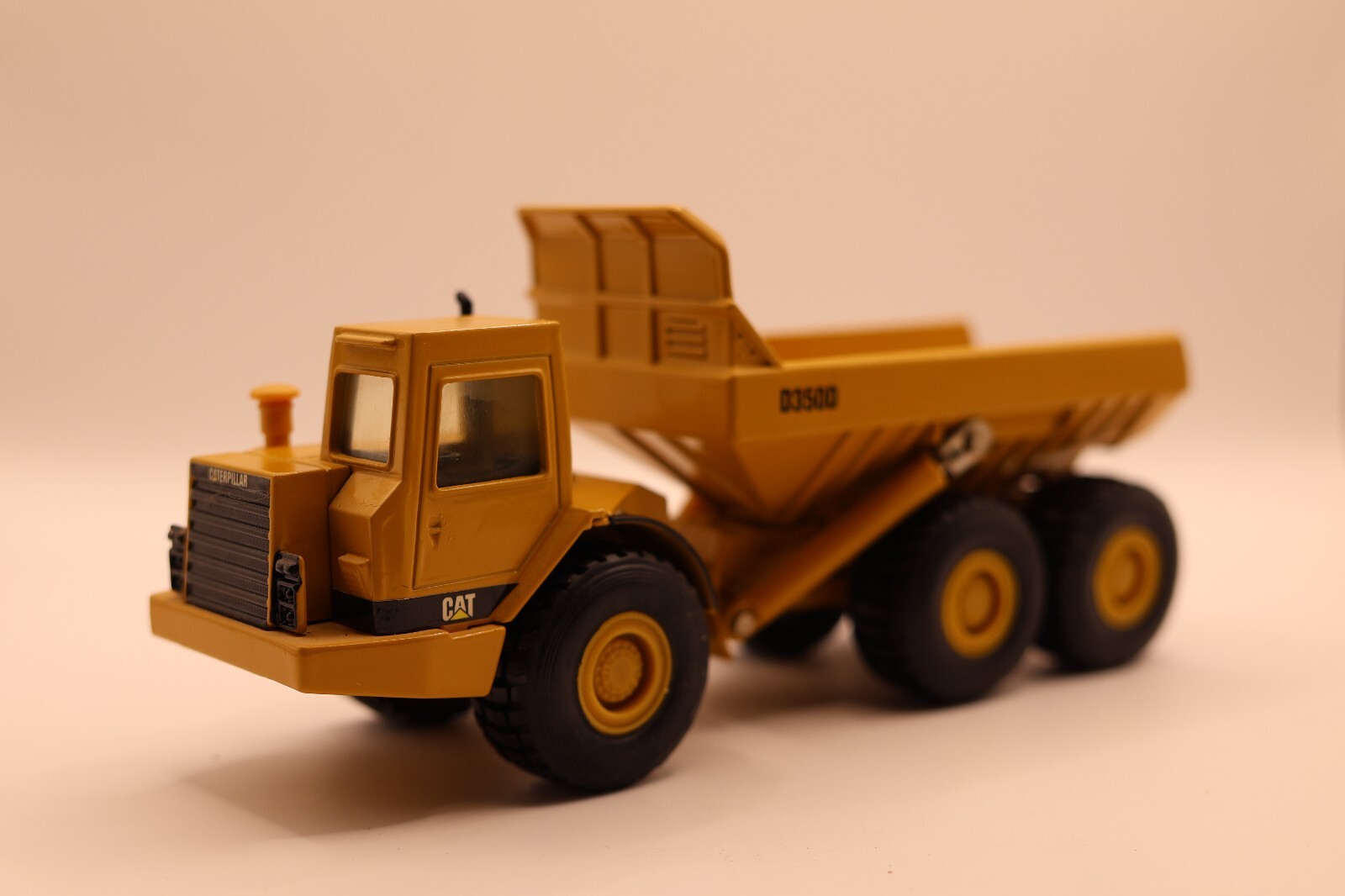 Ertl Mighty Movers 2431 1:50 Caterpillar D350D Articulated Dump Truck Die-Cast