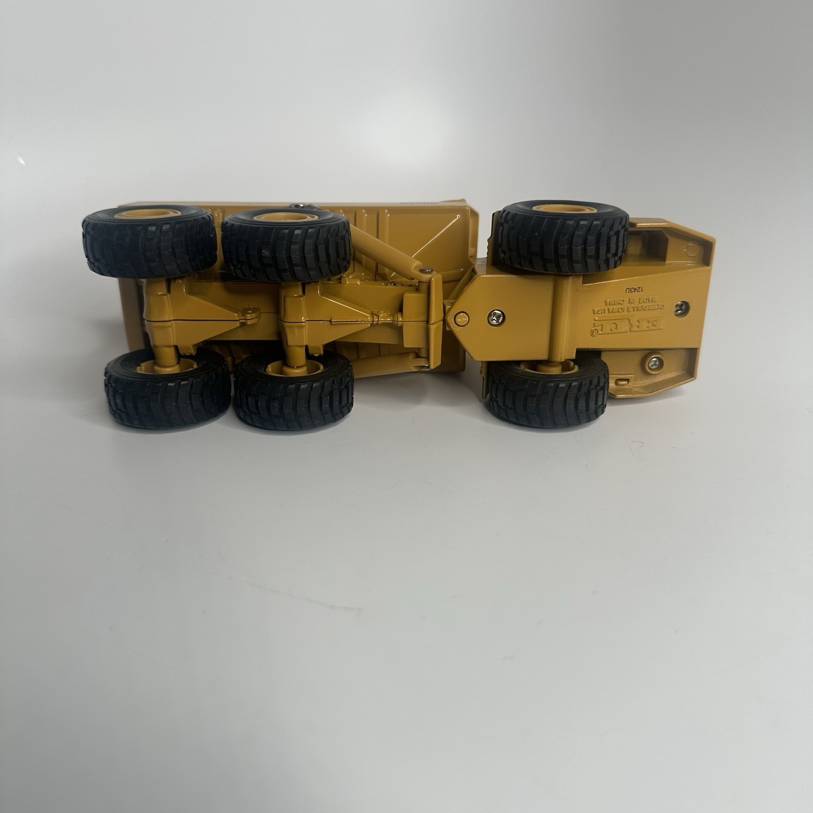 1992 Ertl Caterpillar D3500 Dump Truck 2431 – Construction – 1/50 Scale No Box
