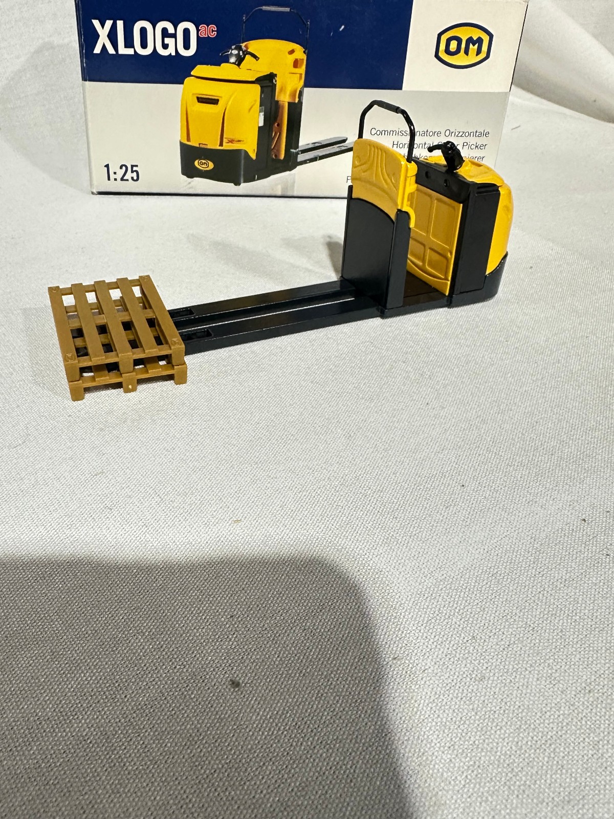 OM Xlogo AC Horizontal Order Picker By Old Cars 1/25th Scale