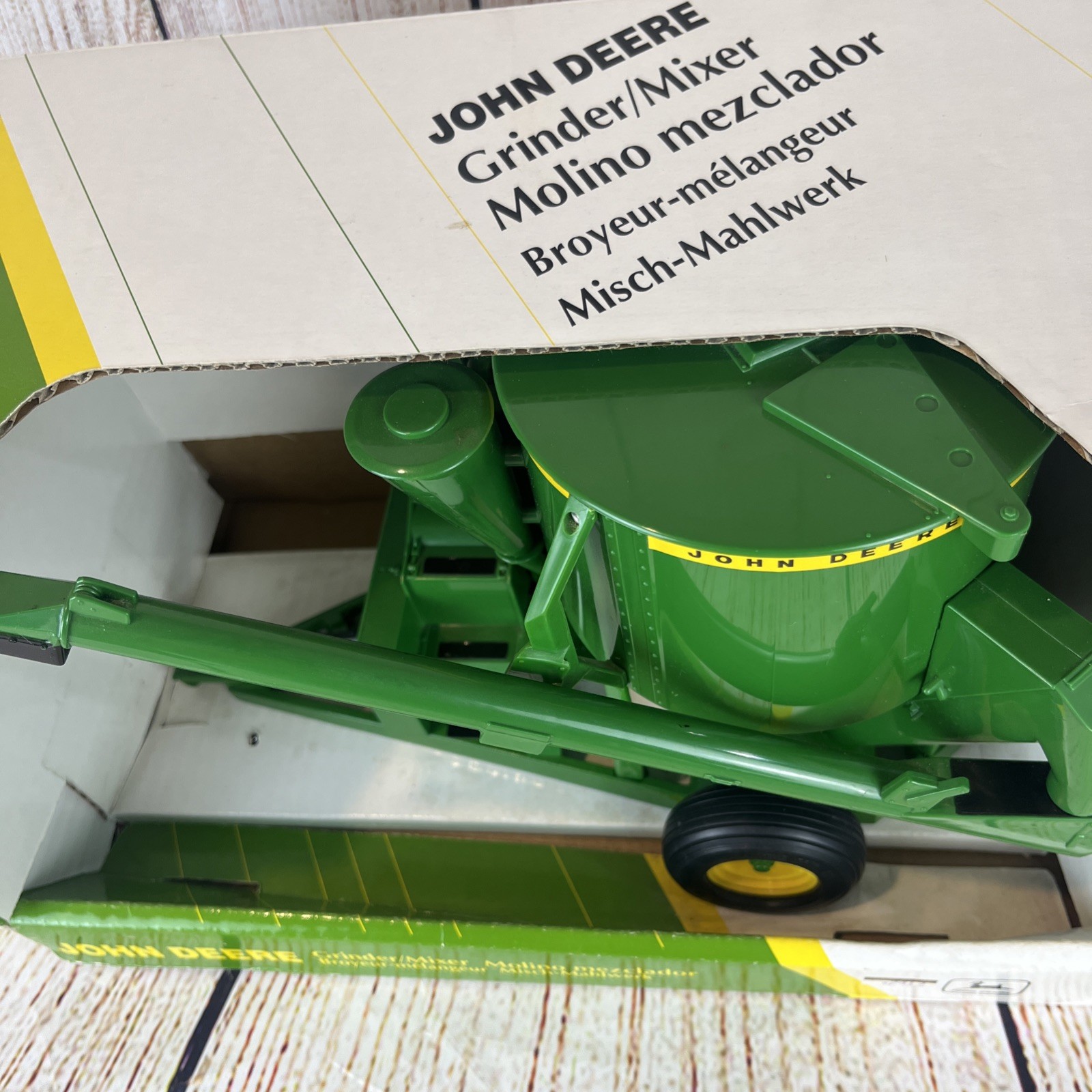 Ertl John Deere 700 1/16 Scale Grinder-Mixer NEW IN BOX