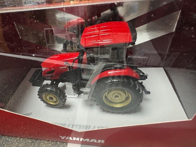 Universal Hobbies 1/32 Yanmar YT5113 Tractor in Red #4889 *SEALED*📌USA