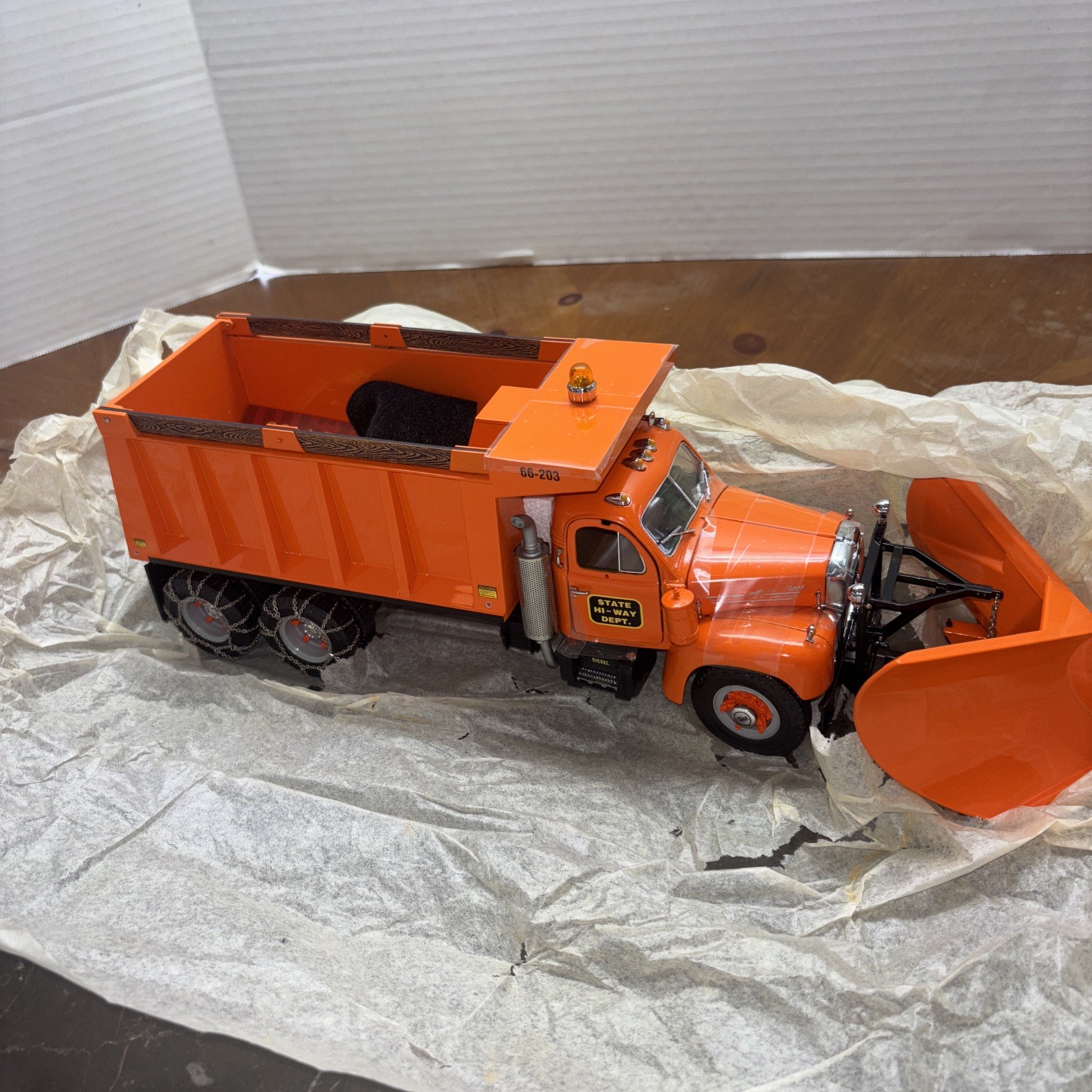First Gear 1/25, Mack B61 Dump Truck With Snow Plow, State Highway, 49-0019