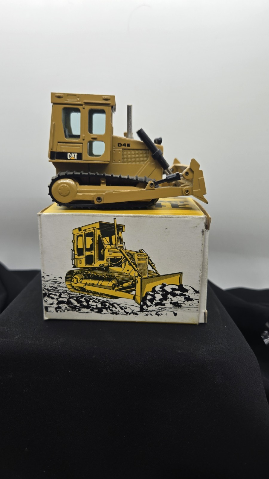 Caterpillar Cat D4E Dozer – NZG 1:50 Scale Diecast Model #205 New