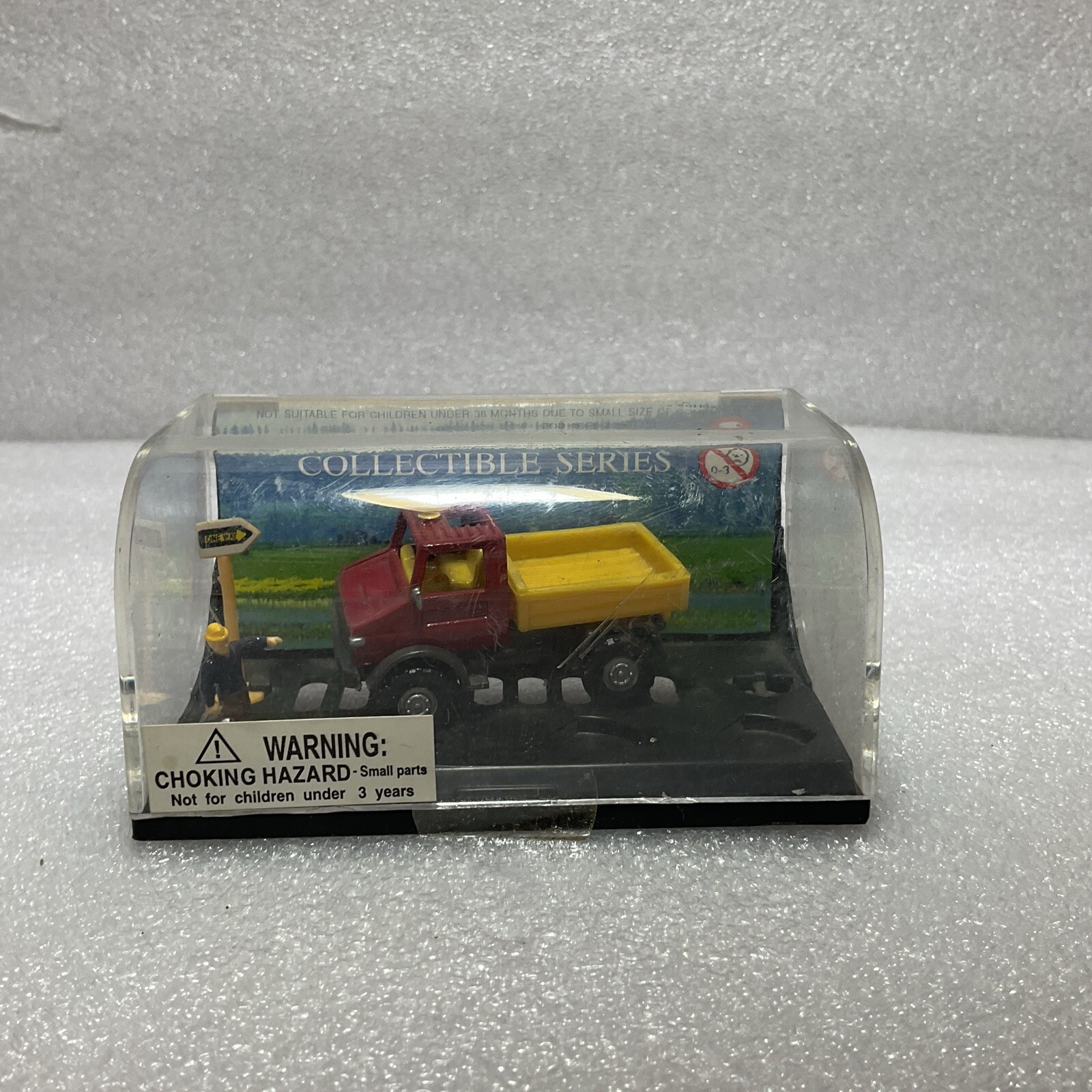 Smart Toys Collectible Series 1:87 HO Scale Mercedes Unimog Red & Yellow In Box
