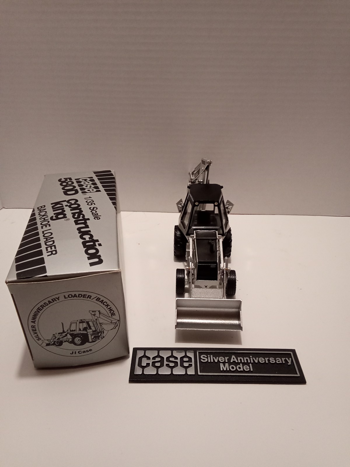 NEW! Case 580D Construction King 1:35 Silver Anniversary Diecast Backhoe Loader