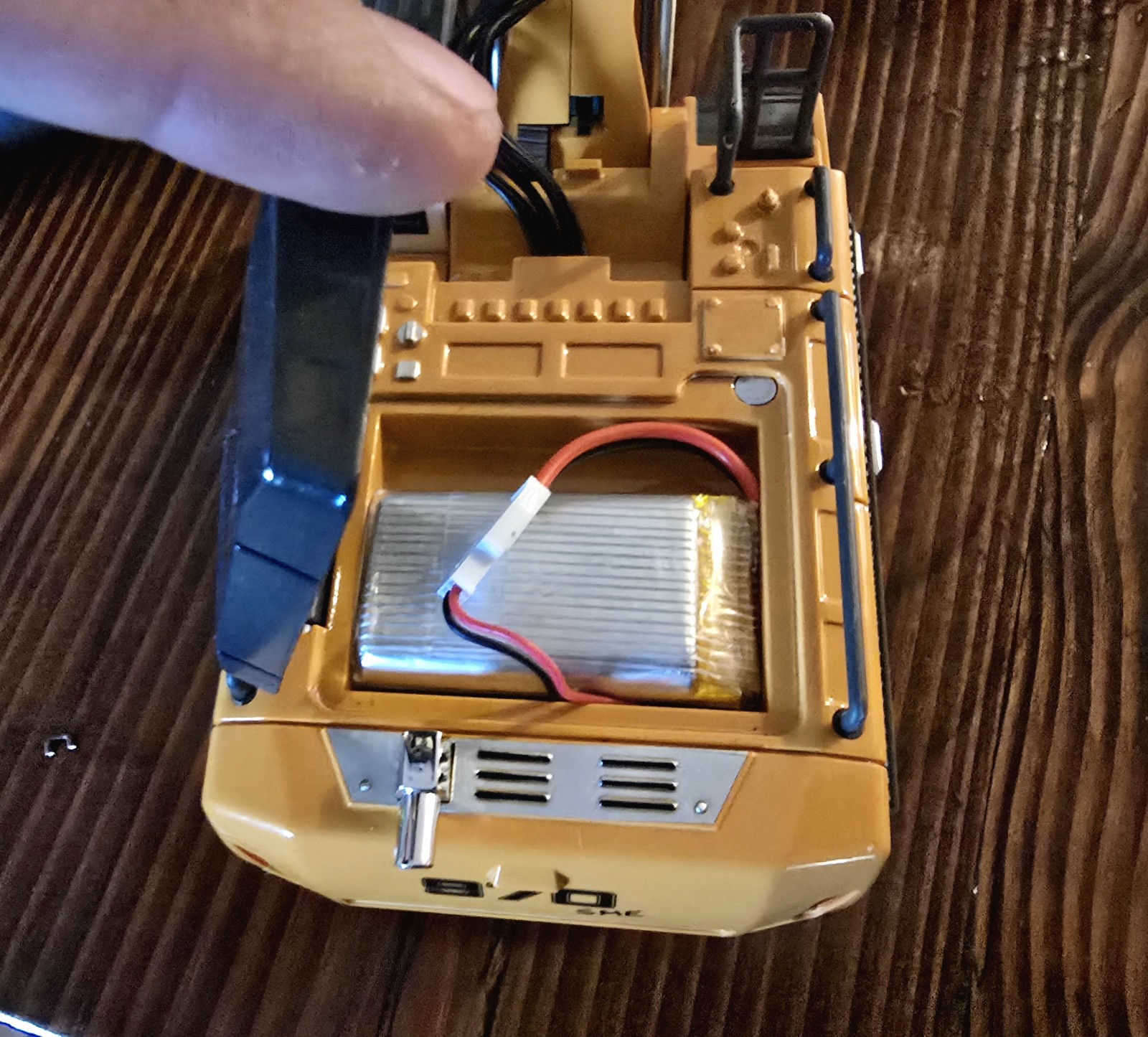 1/50 Scale Excavator With Fully Rotating Body And Fully Functional Transmitter