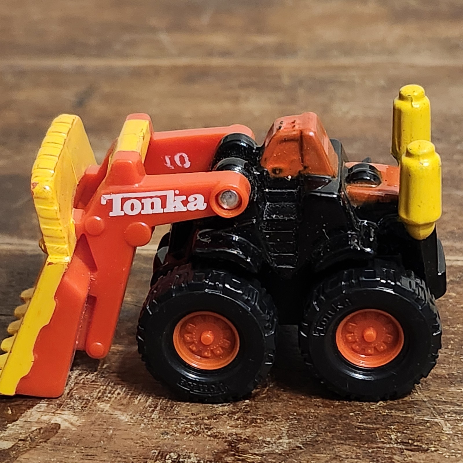 Tonka Maisto Front End Loader 2006 Die Cast 2″ Red Yellow Tiny Construction Toy