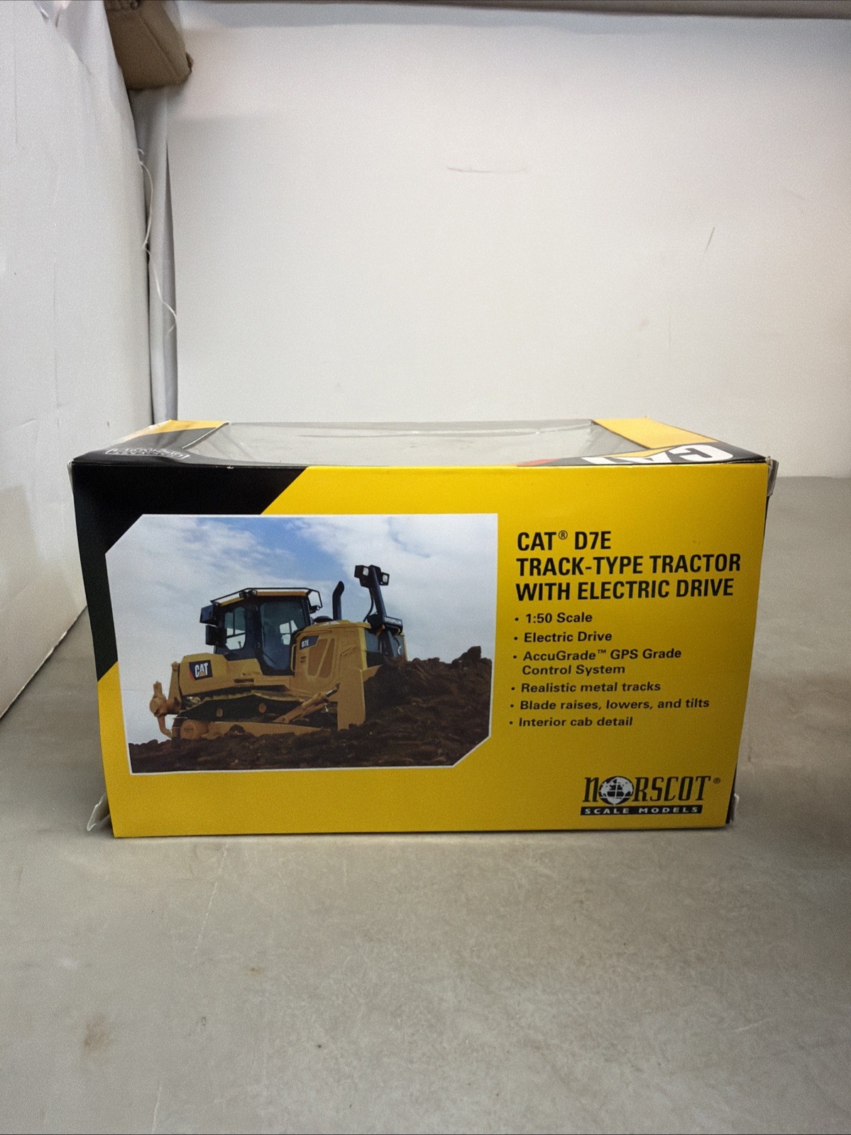 NORSCOT 1:50 SCALE CATERPILLAR CAT D7E TRACK-TYPE TRACTOR DIE-CAST MODEL 55224