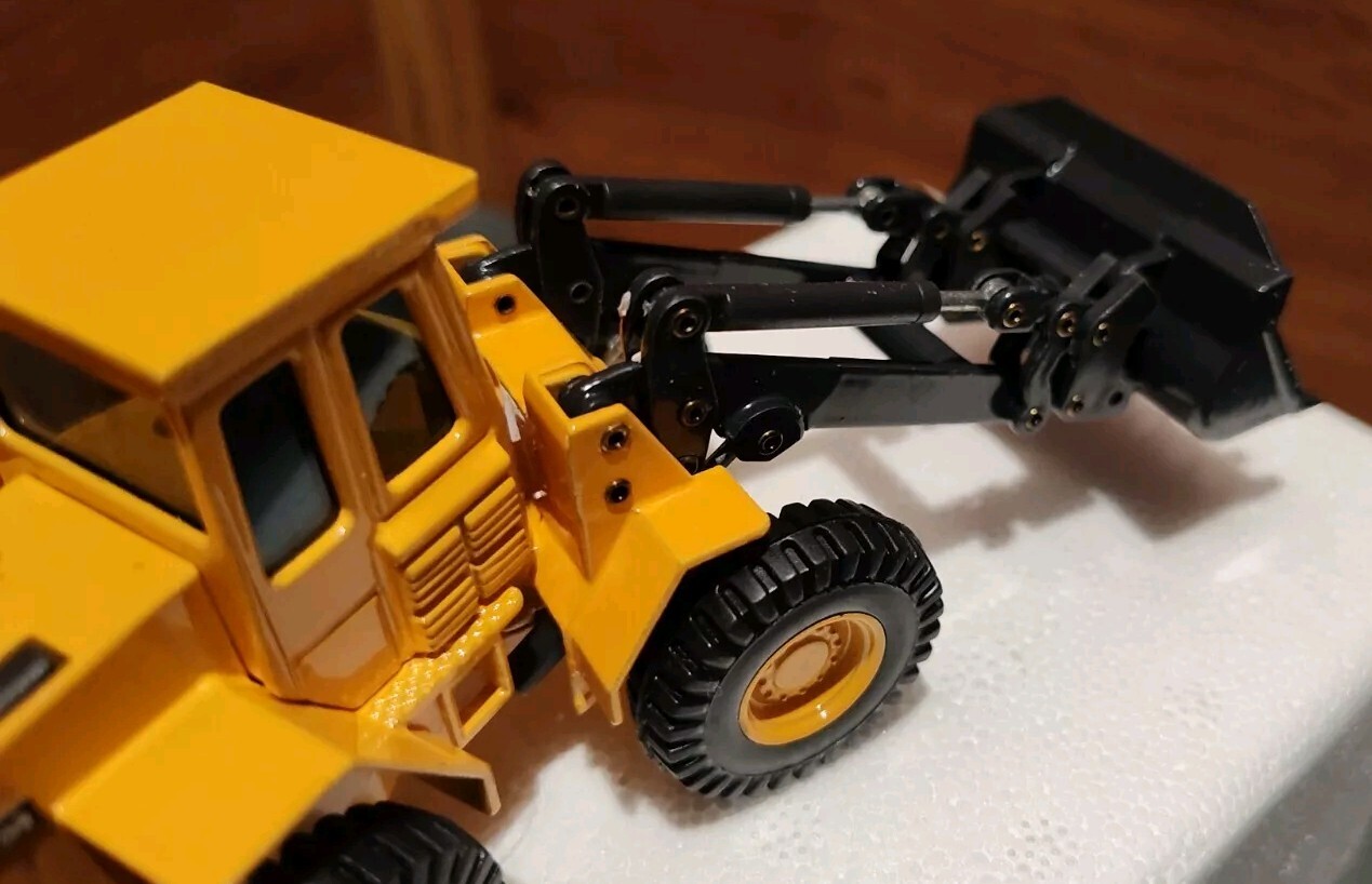 NIB JOAL COMPACT VOLVO L70 1:50 DIE-CAST METAL & PLASTIC REPLICA MADE IN SPAIN