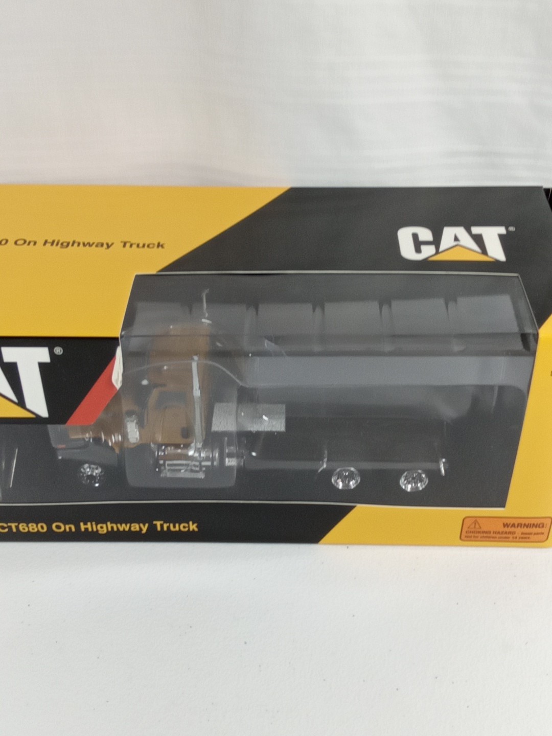 Caterpillar CT680 6×4 Truck Tractor “YELLOW” 1/50 Tonkin Replicas Tr30003 MB