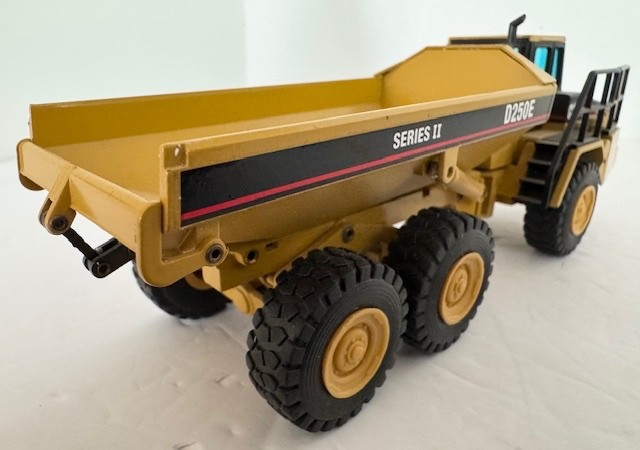 1:50 Caterpillar D250E Series II Articulated Truck Diecast Model By NZG