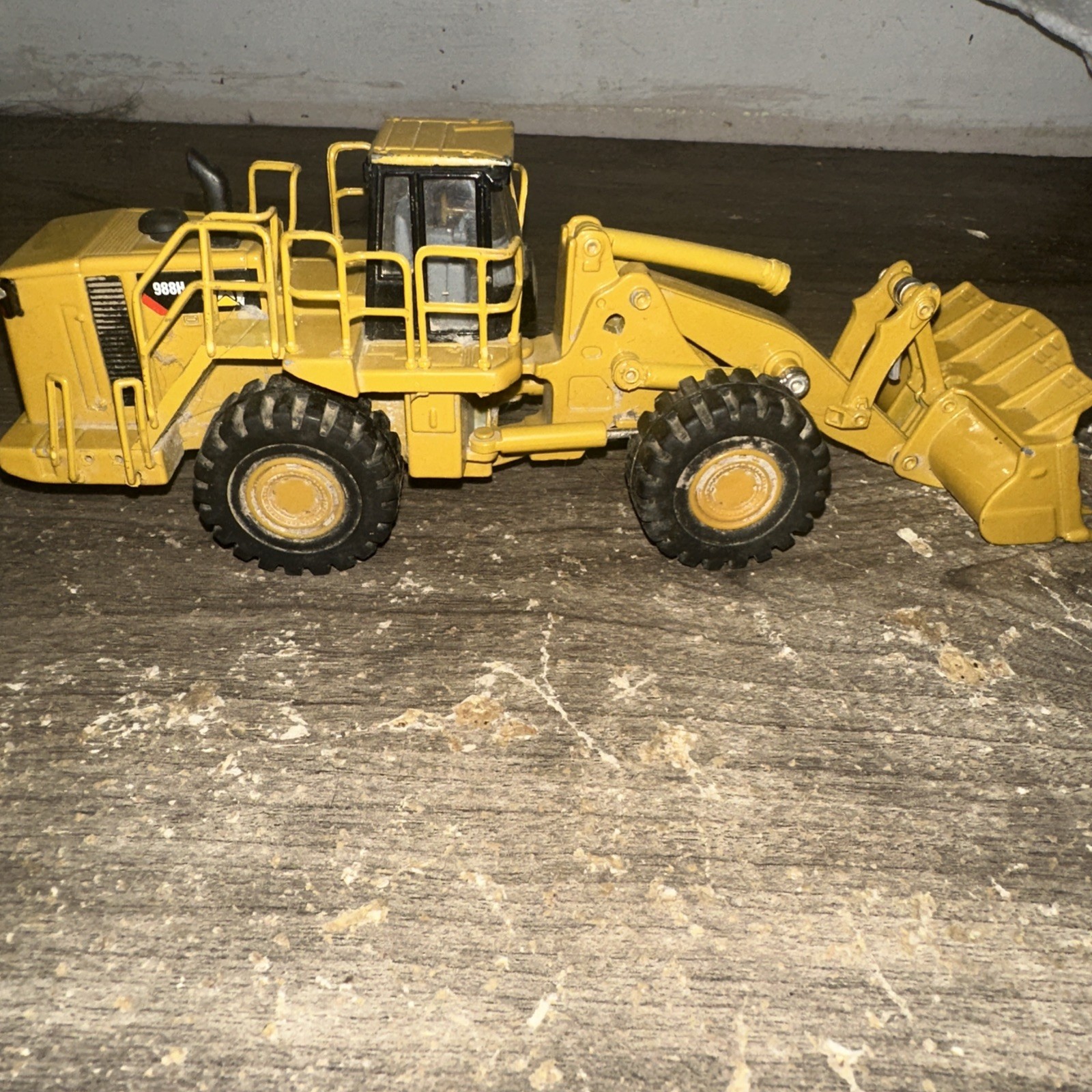 CAT Caterpillar 988H Wheel Loader 1:64 Diecast Model – Diecast Masters – 85697