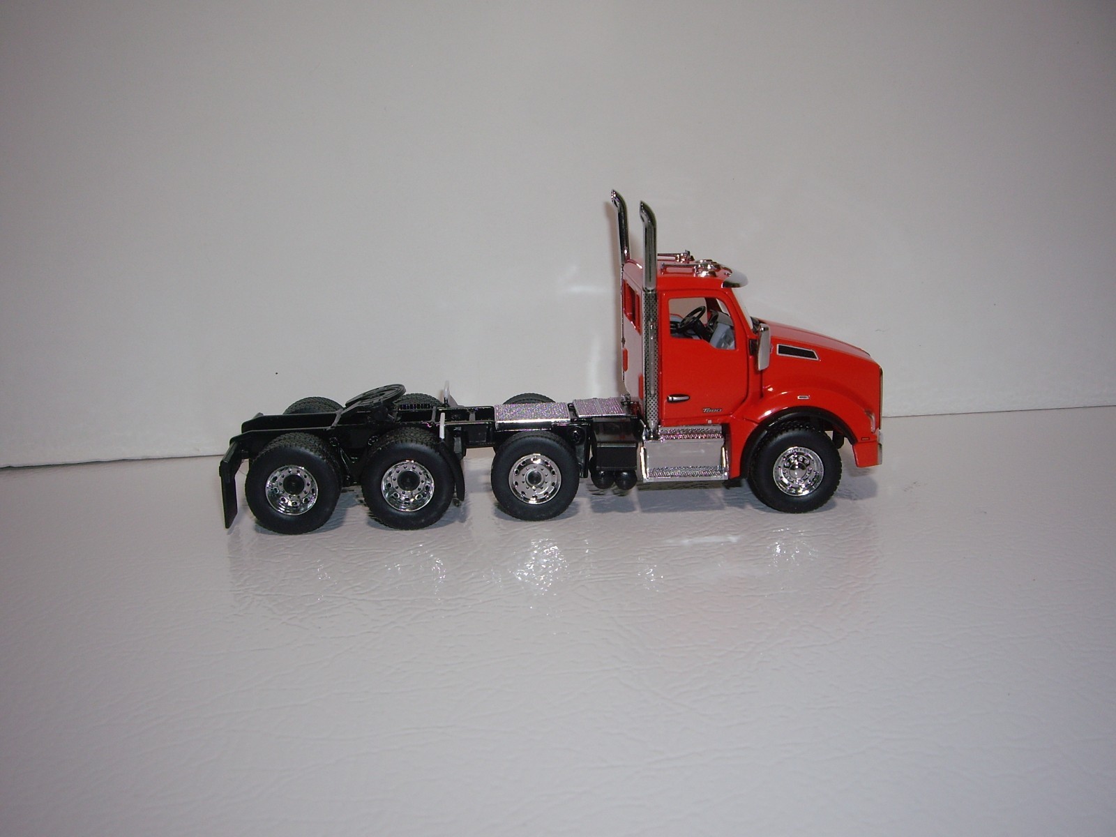 DIECAST MASTERS 1/50 RED TRI-AXLE KW T880 DAYCAB&TRI-AXLE LOWBOY W/T D11R DOZER