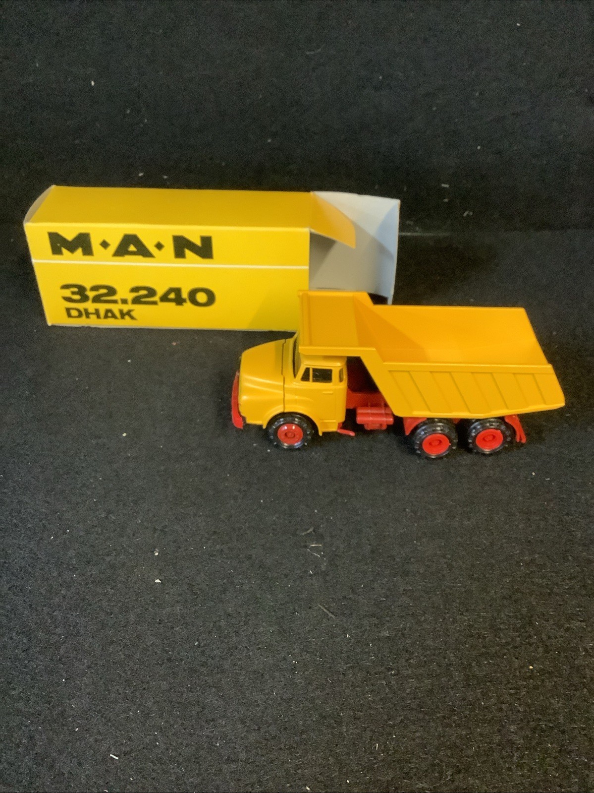 MAN HAUBER DHAK 32.240 DUMPER YELLOW (sh223)