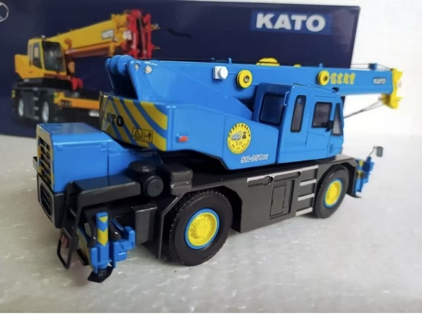 1/50 KATO SR-250Ri Premium Roughter Rough Terrain Crane Blue DieCast Model