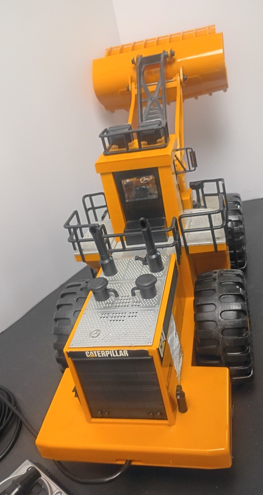 New Bright The Cat 992C Power Loader Tractor With Remote Vintage 1986 21″ Works!