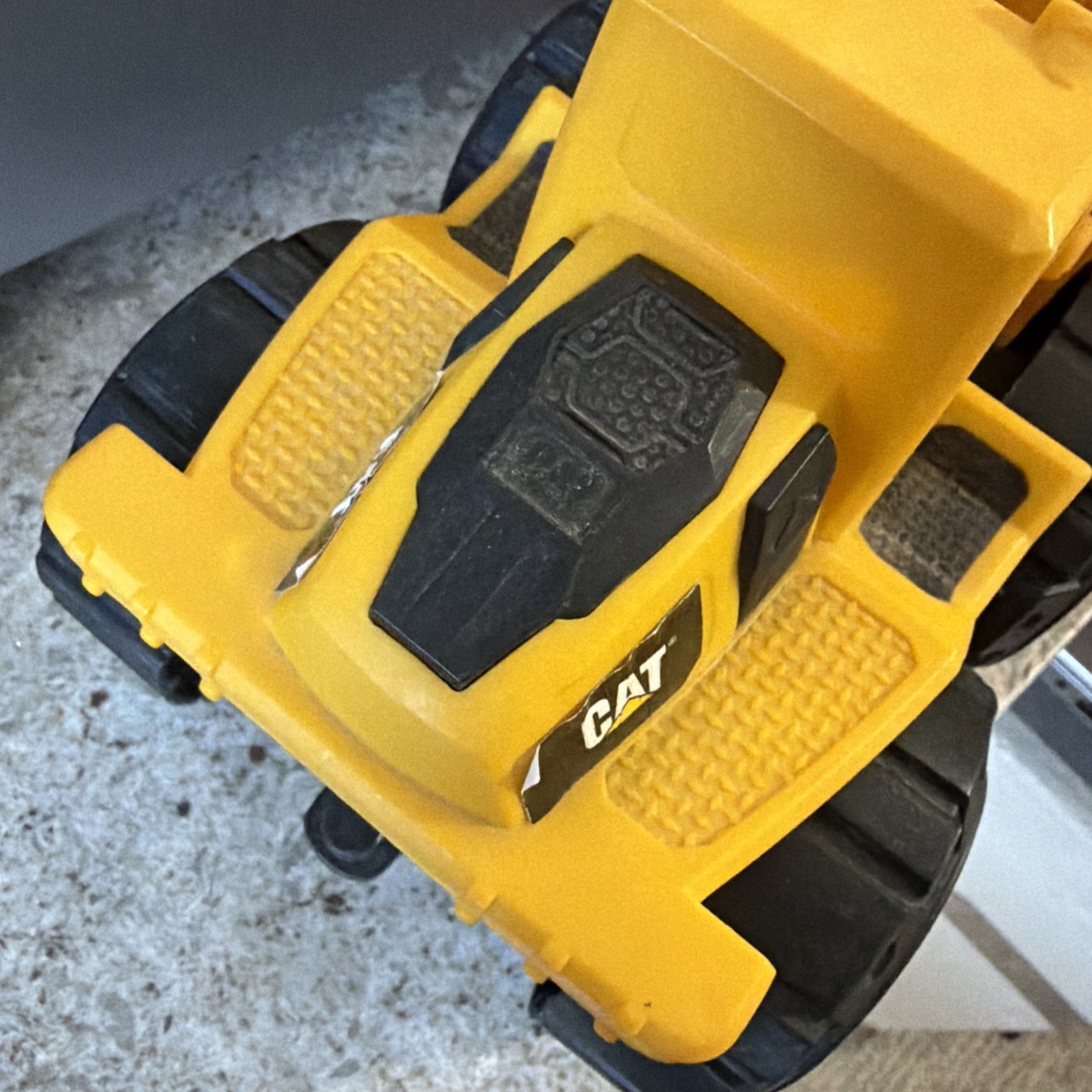 Cat Construction Tractor 7″ Loader Toy Yellow