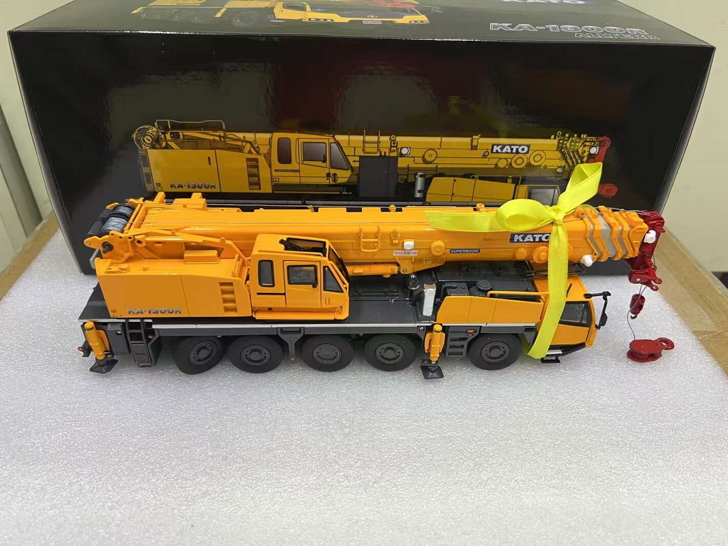 1/50 KATO KA-1300R Automobile Crane Engineering Mechanical Truck Diecast Model