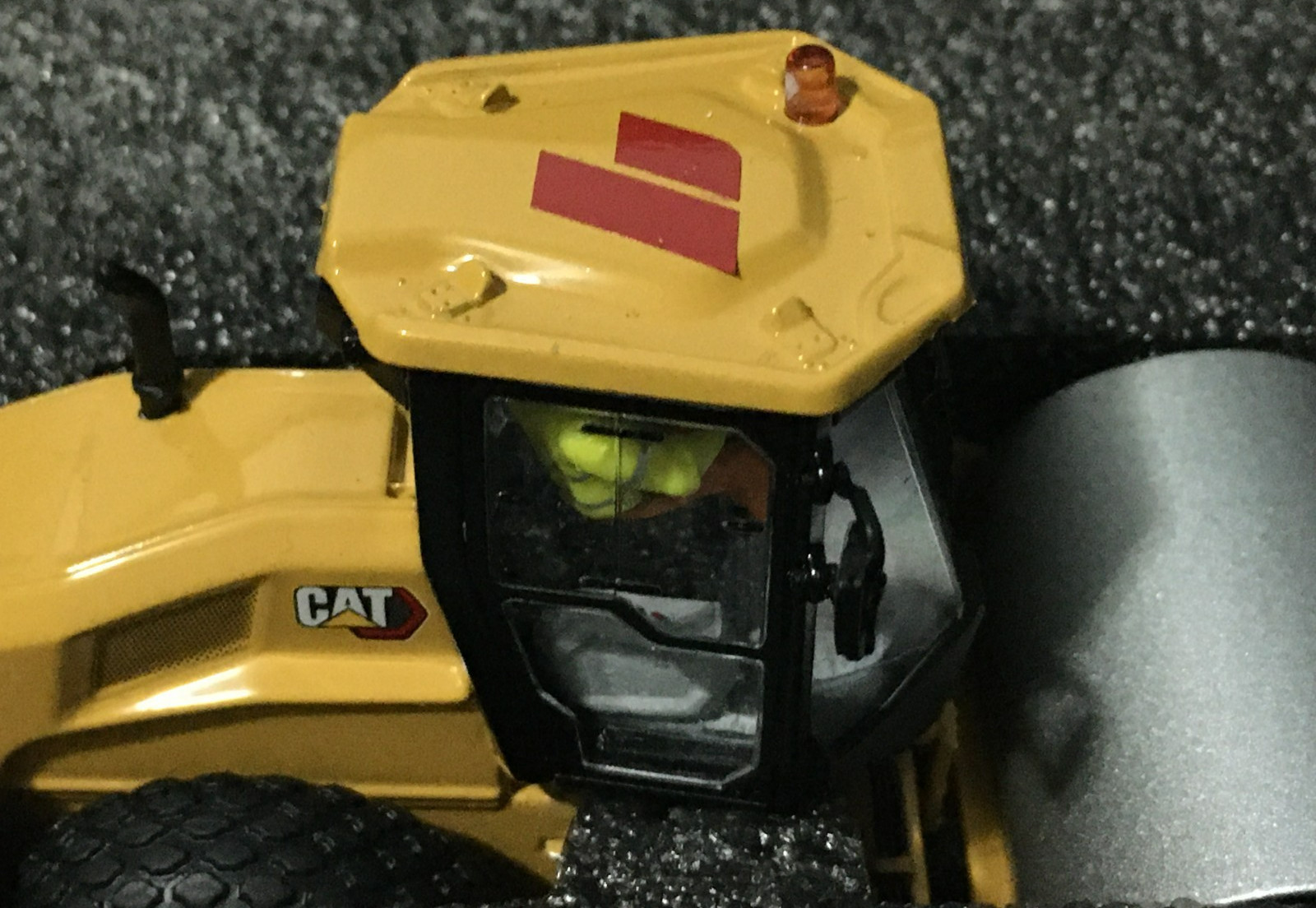 Caterpillar CS11 GC Vibratory Soil Compactor 1:50 Model – Diecast Masters 85589