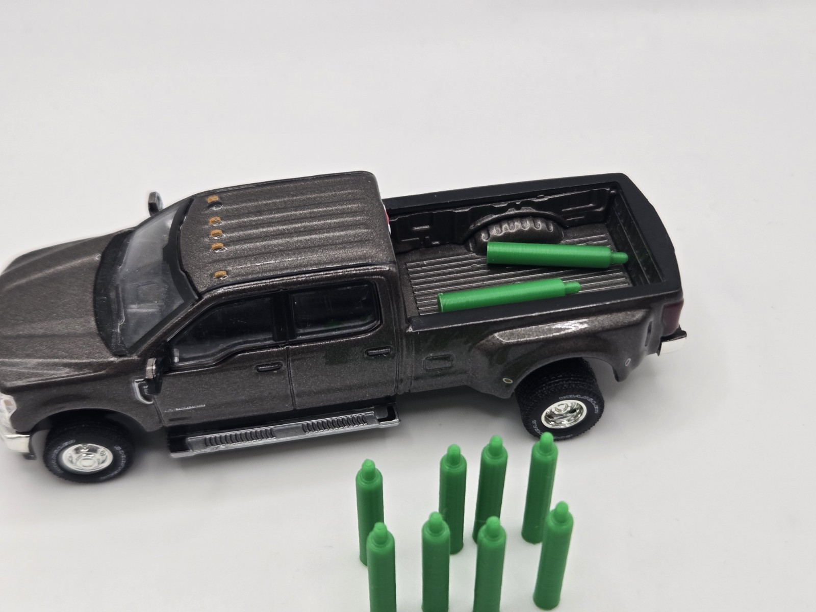 1/64 Scale Oxygen Welding Gas Tanks in Green *10 Pack*