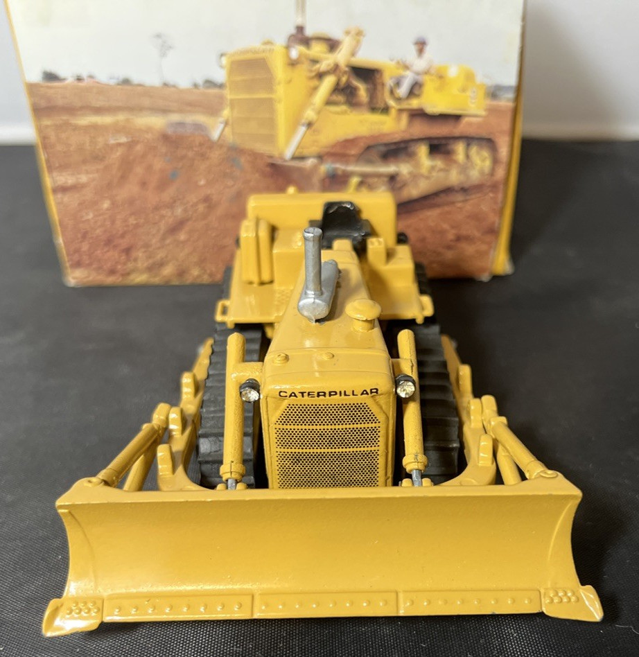 Vintage APRA Caterpillar D8K Dozer 1/50