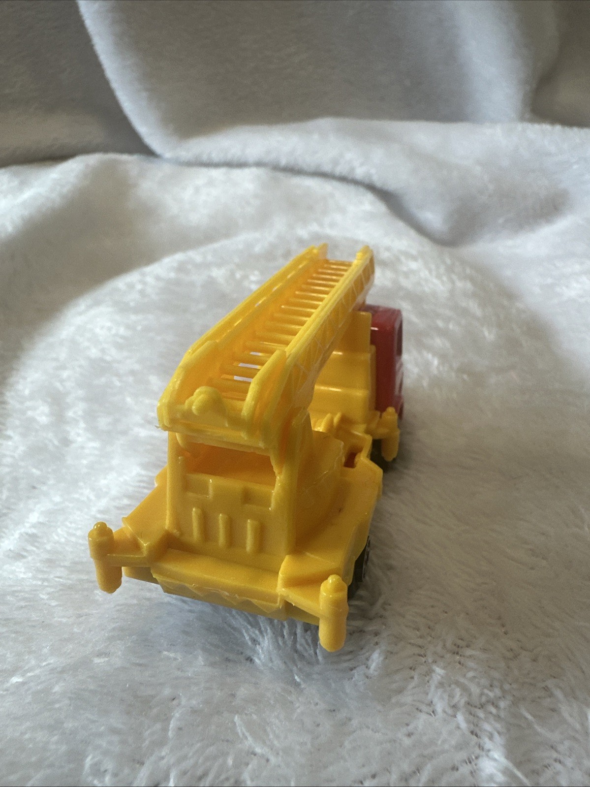 Maisto Red & Yellow Diecast Crane Truck Construction Equipment Toy Vehicle.
