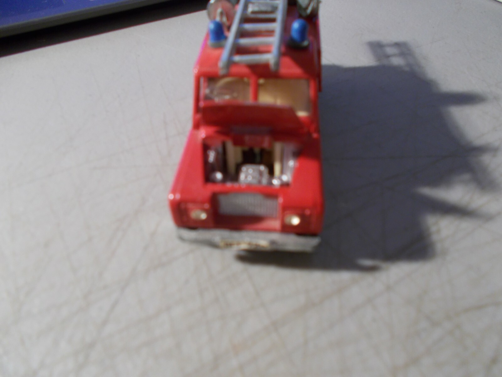 VINTAGE DINKY TOYS DIE-CAST 109 WB LAND ROVER FIRE SERVICES + LADDER 4.5″ LONG