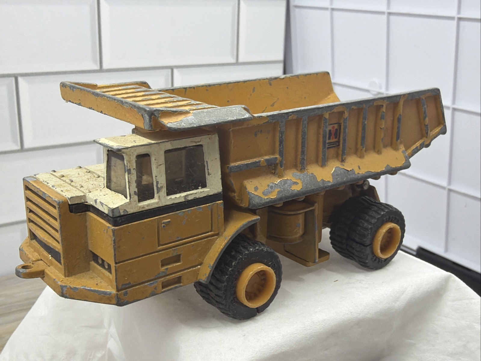 1980s Vintage Ertl International Harvester Hydraulic Earth Mover Dump Truck 4.5”